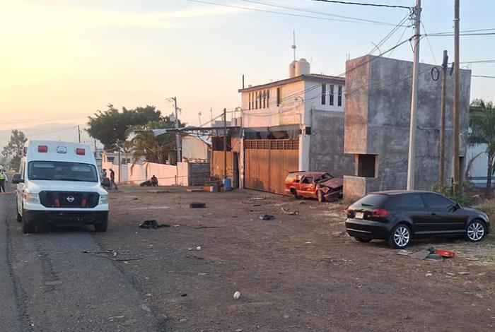 Joven perece al volcar camioneta en la carretera Peribán-Los Reyes