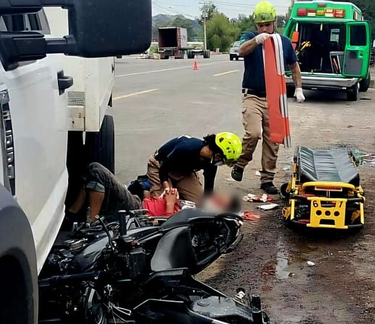 Joven resulta herido al quedar debajo de una camioneta