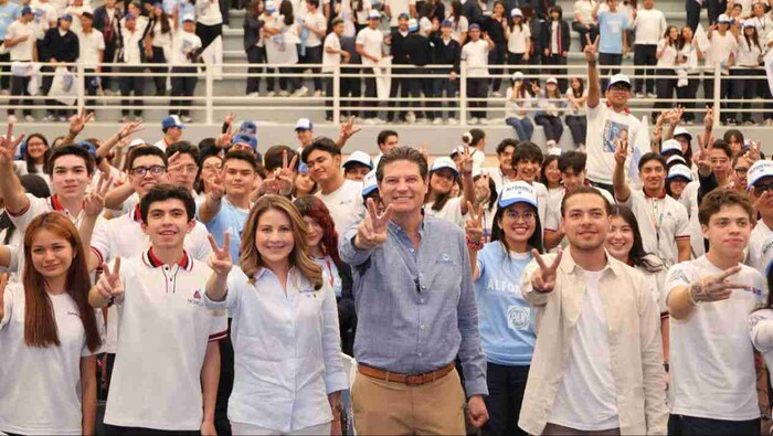 Jóvenes arropan con su alegría y entusiasmo a Alfonso