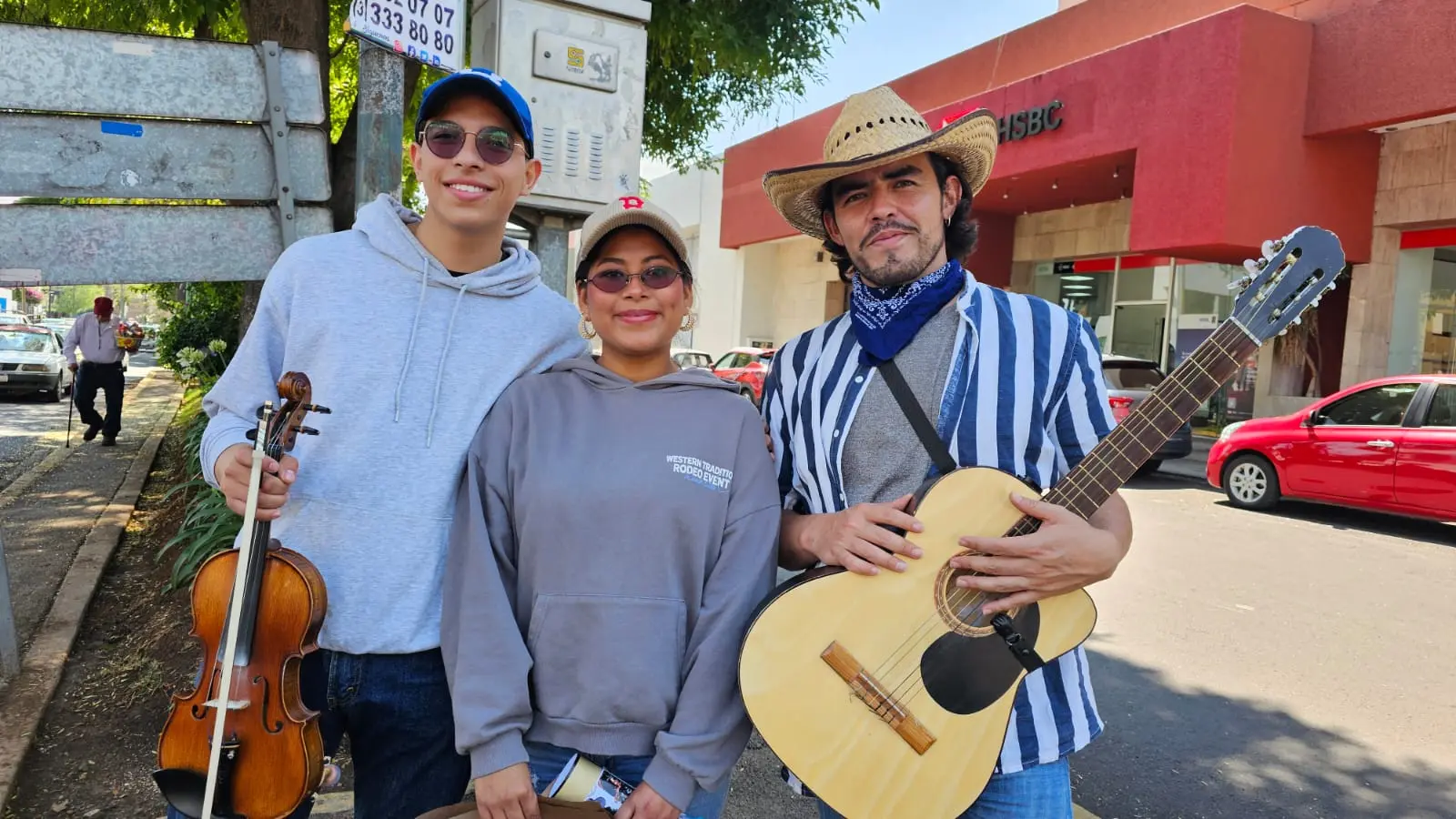 Jóvenes artistas poblanos salen a las calles de Morelia para sostener su sueño