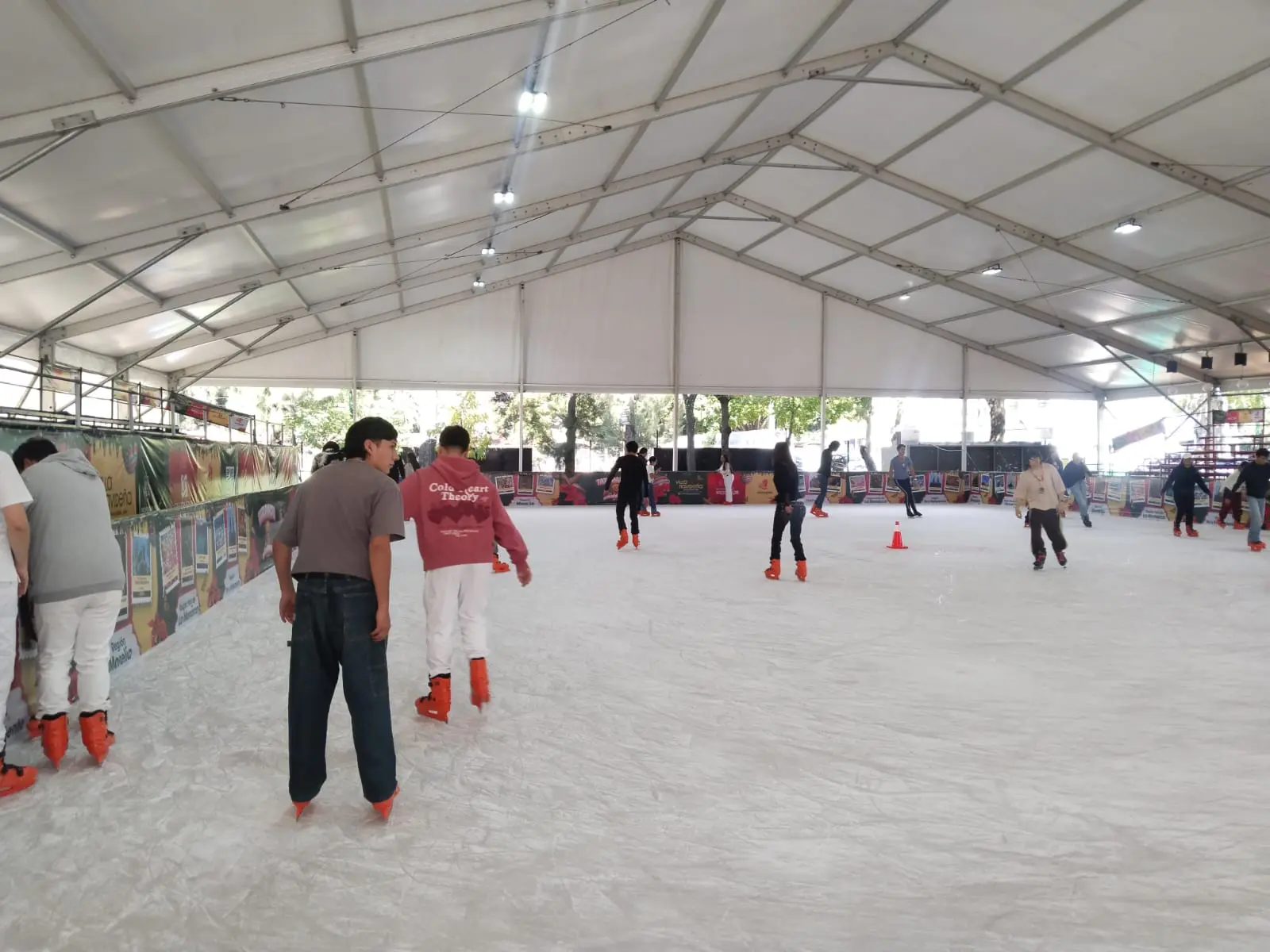 Jóvenes disfrutan de la pista de hielo en la Viña Navideña
