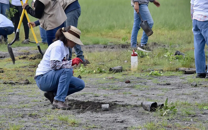 Jóvenes impulsan reforestación en el lago de Cuitzeo