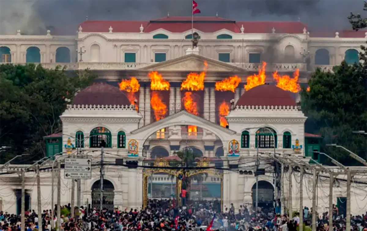 Jóvenes lideran ola de protestas que sacude al poder político en Katmandú | VIDEO