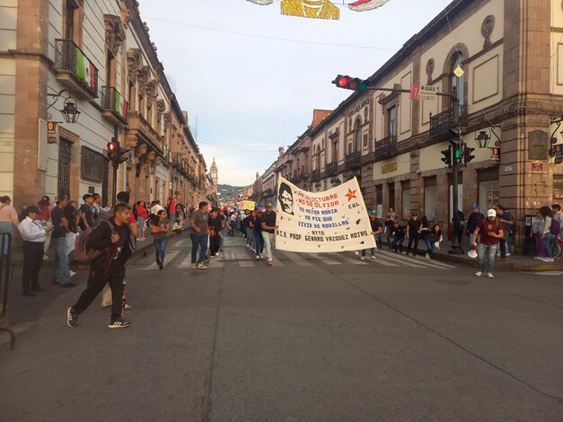 Jóvenes se manifiestan a 56 años de Tlatelolco