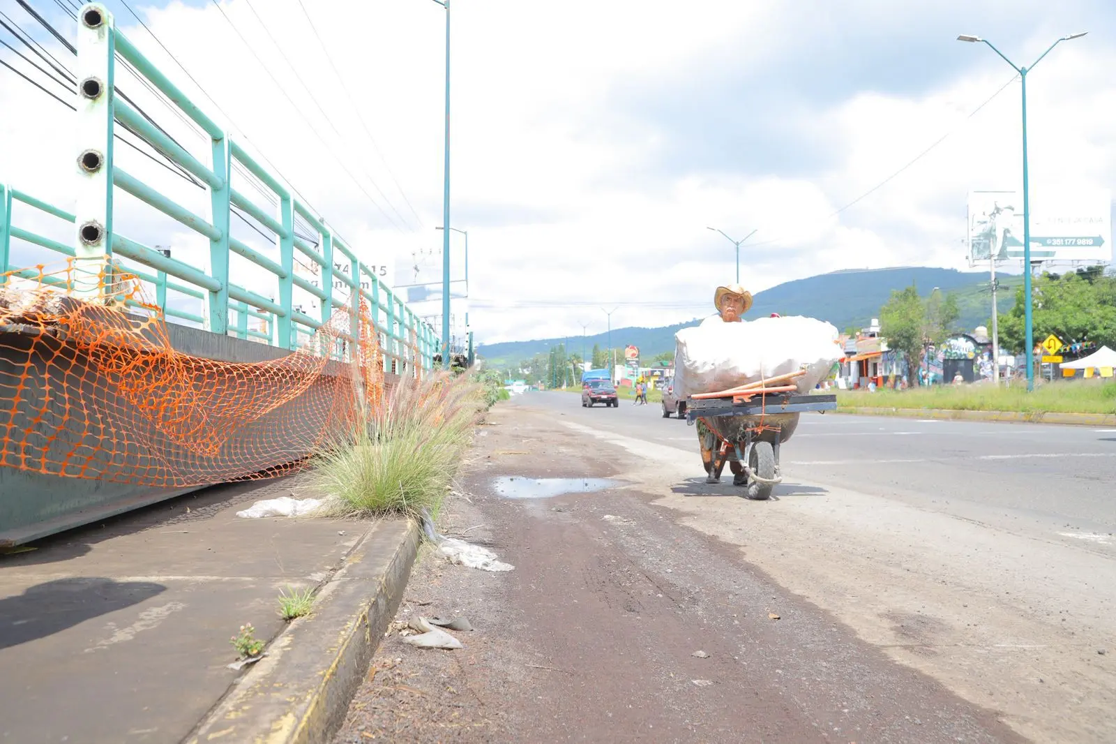 Juan Carlos Barragán exige soluciones ante abandono del puente peatonal en Villas del Pedregal