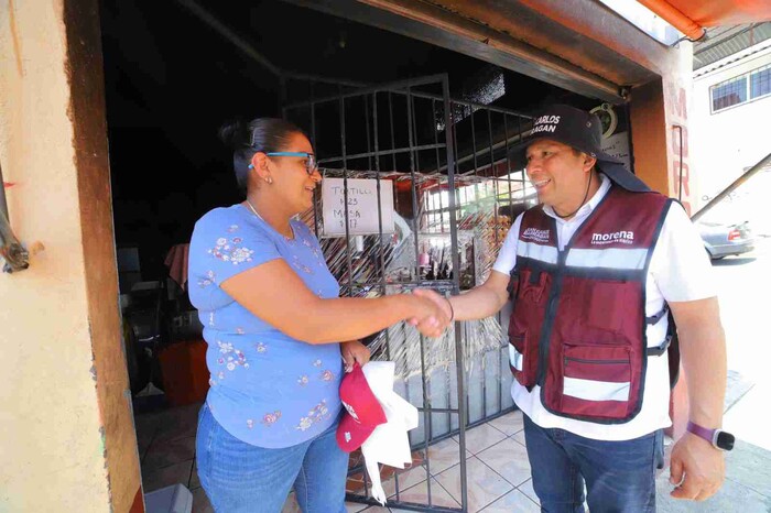 Juan Carlos Barragán recorre el Distrito 16 casa por casa