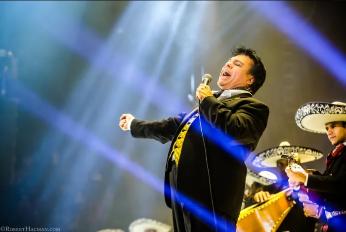 Juan Gabriel revive con versión inédita de “Me nace del corazón”