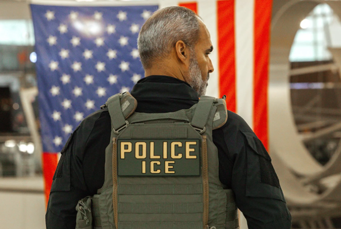 Juez prohíbe a los agentes de ICE realizar arrestos en los tribunales de inmigración