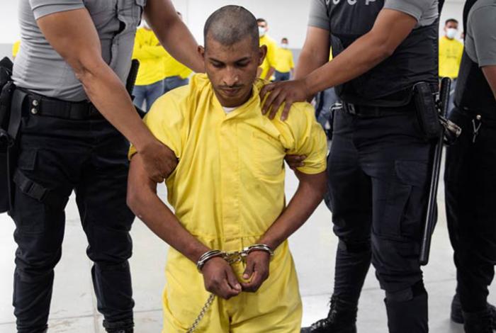 Jueza federal de EUA bloquea deportaciones rápidas de migrantes por violar debido proceso
