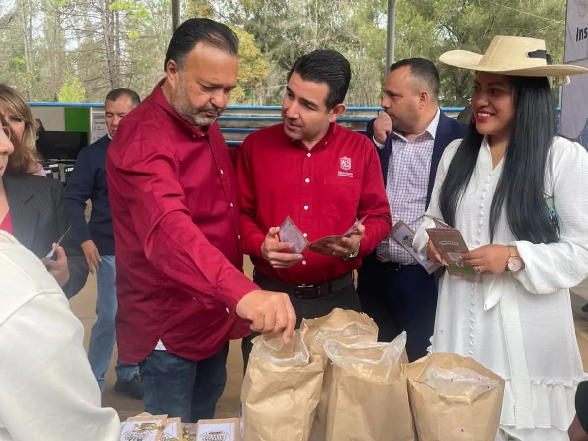Julio Arreola celebra el talento juvenil en la inauguración de Innovatec TecNM 2025 en Pátzcuaro