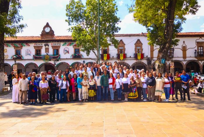 Julio Arreola celebra en Pátzcuaro a las manos creadoras en el Día del Artesano