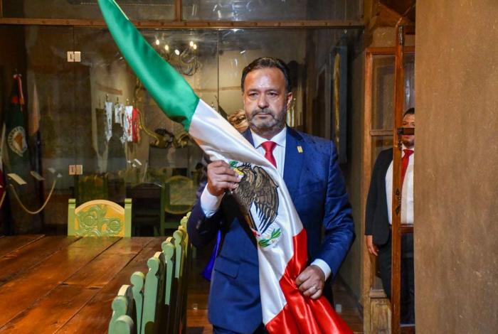 Julio Arreola encabeza el Grito de Independencia en Pátzcuaro ante cientos de familias