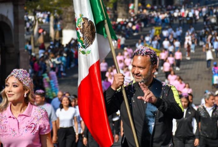 Julio Arreola encabeza el desfile del 115 Aniversario de la Revolución Mexicana en Pátzcuaro