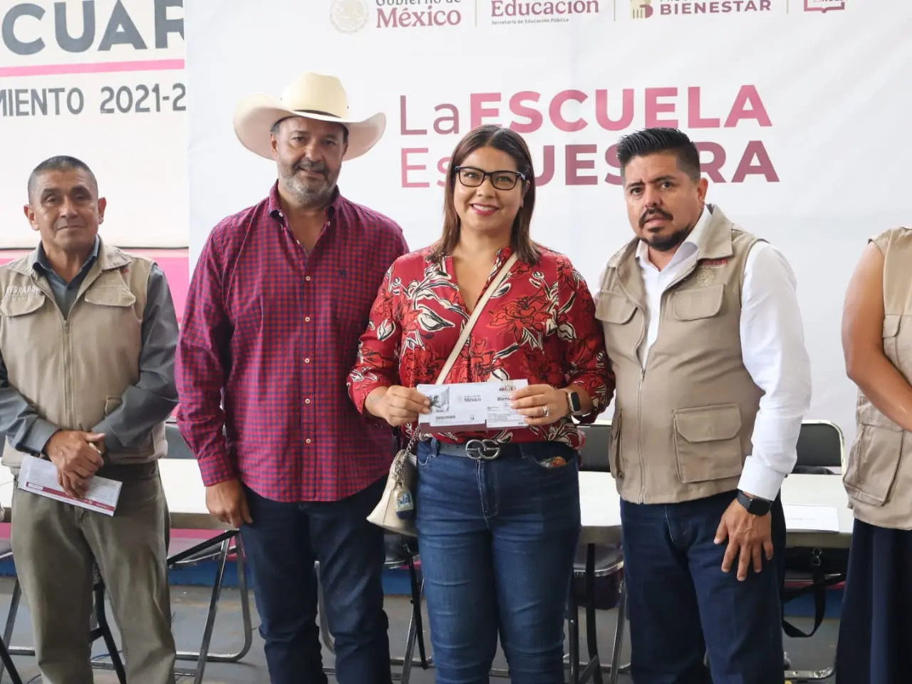 Julio Arreola encabeza entrega regional de tarjetas del programa “La Escuela es Nuestra” en Pátzcuaro