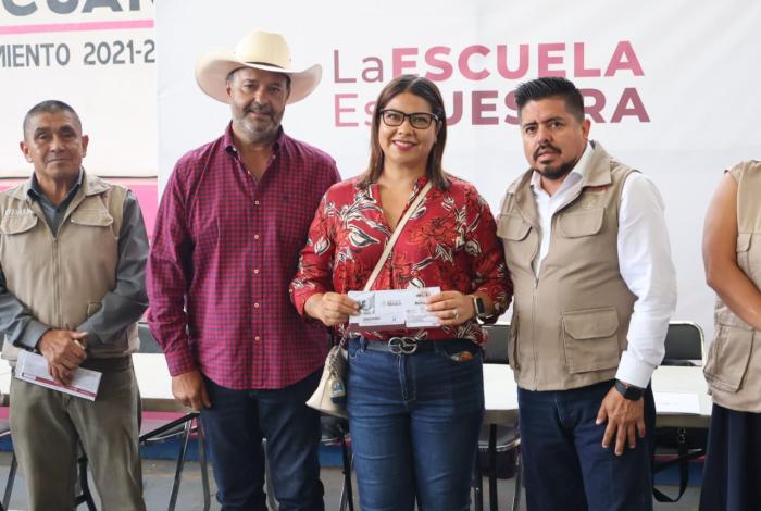 Julio Arreola encabeza entrega regional de tarjetas del programa “La Escuela es Nuestra” en Pátzcuaro