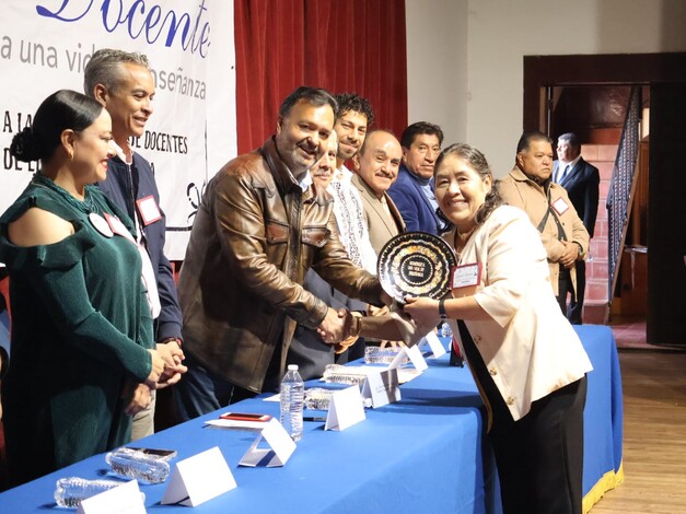 Julio Arreola encabeza homenaje a la trayectoria docente en Pátzcuaro