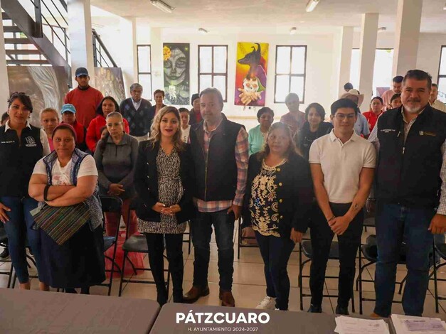 Julio Arreola encabeza la entrega de apoyos a mujeres con cáncer en Pátzcuaro