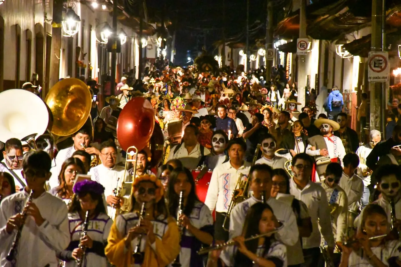Julio Arreola encabezó el desfile “Camino al Cielo” en Pátzcuaro