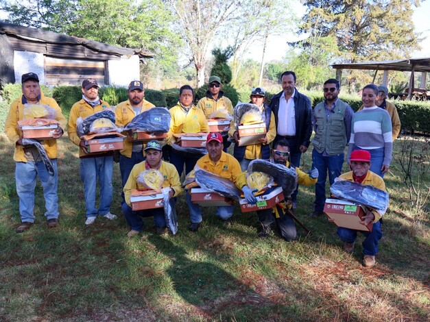 Julio Arreola entrega equipo a brigada contra incendios en Pátzcuaro