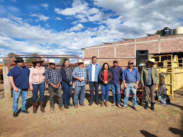 Julio Arreola Entrega Sementales de Alta Calidad para Fortalecer la Ganadería en Pátzcuaro