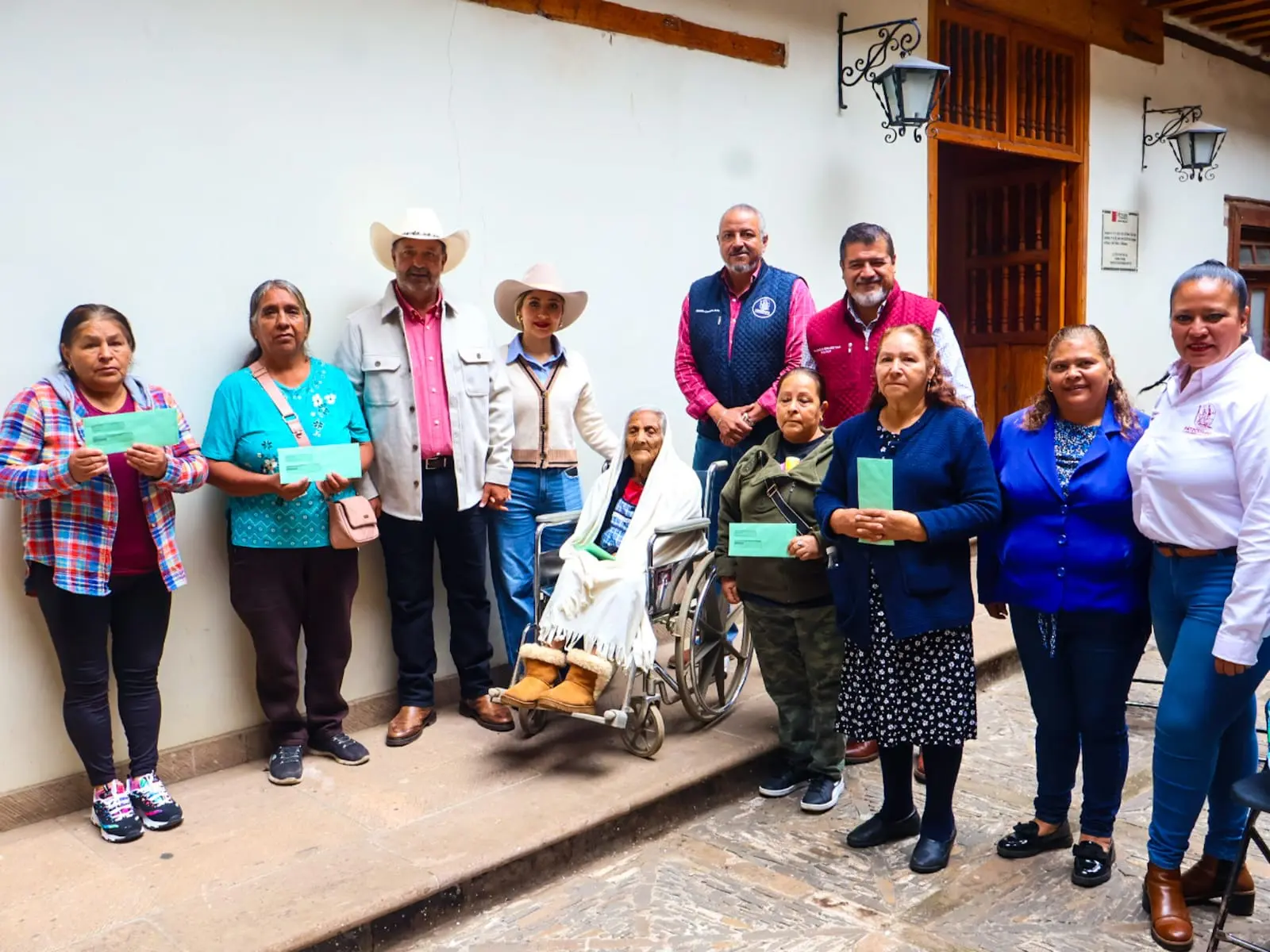 Julio Arreola entrega visas del programa “Peces Blancos” a adultos mayores de Pátzcuaro
