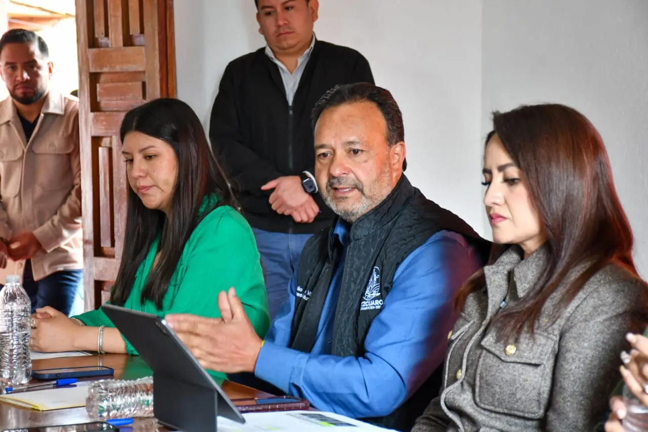 Julio Arreola firma convenio histórico para el ordenamiento territorial del Lago de Pátzcuaro
