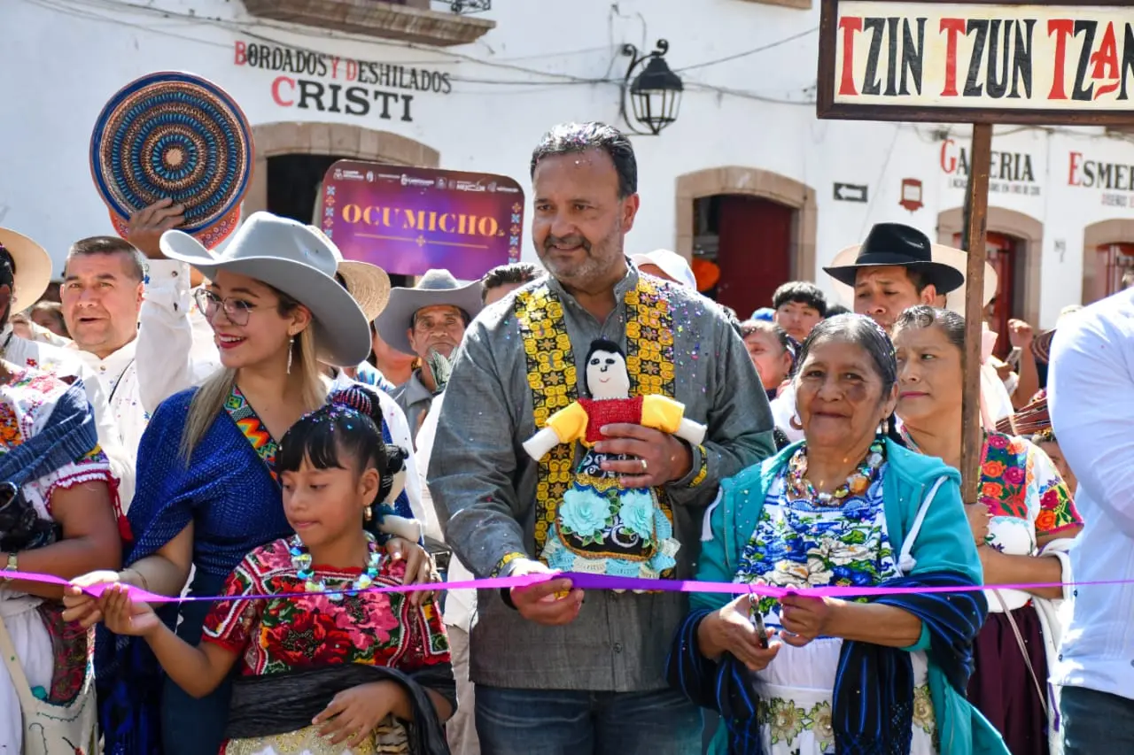 Julio Arreola inaugura el Desfile Artesanal y el Tianguis de la Noche de Ánimas Pátzcuaro 2025