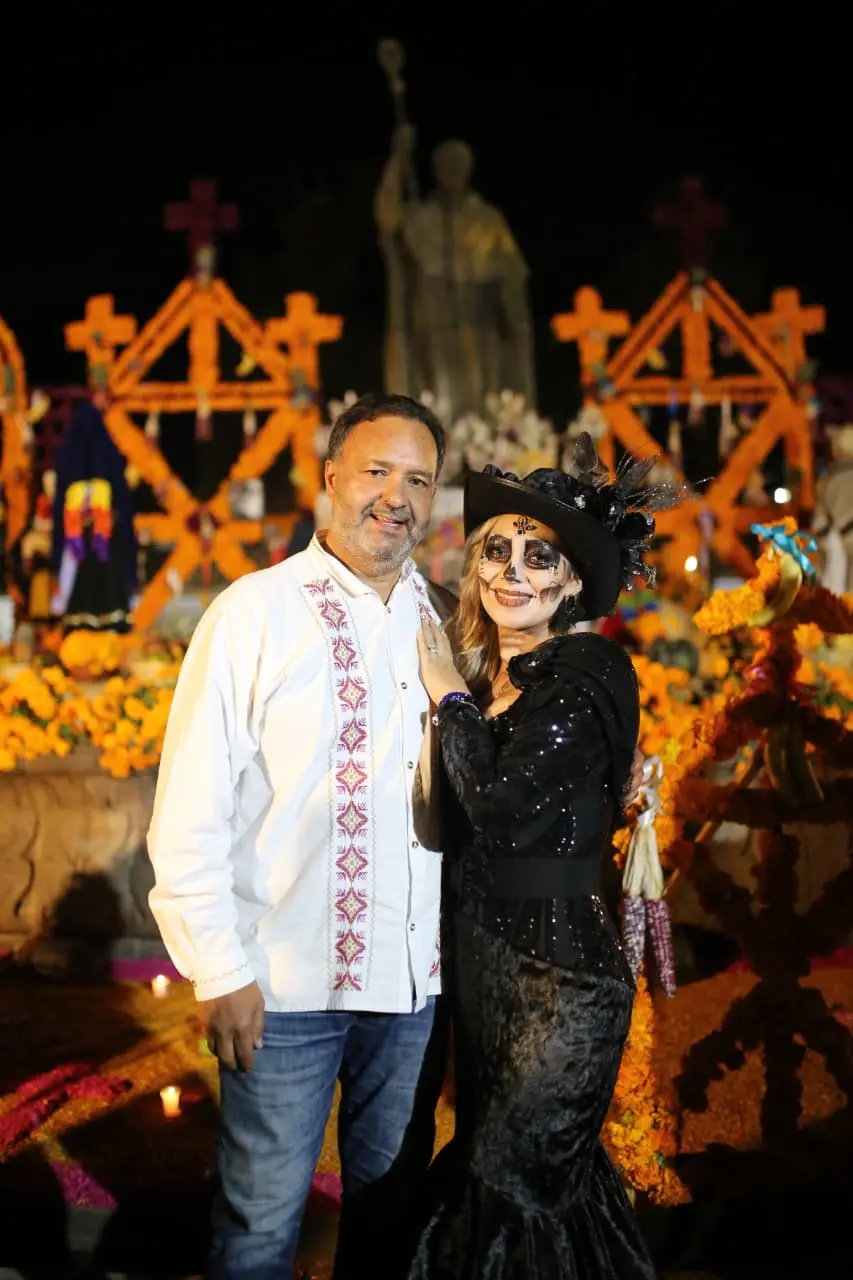 Julio Arreola inaugura el altar monumental de Noche de Ánimas e invita a vivir las tradiciones con respeto