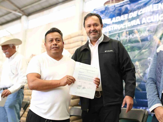 Julio Arreola participa en la entrega de 500 Toneladas de Cemento para Infraestructura Acuícola