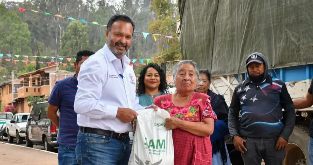 Julio Arreola reafirma su compromiso con el campo con la entrega del fertilizante en Tzurumútaro