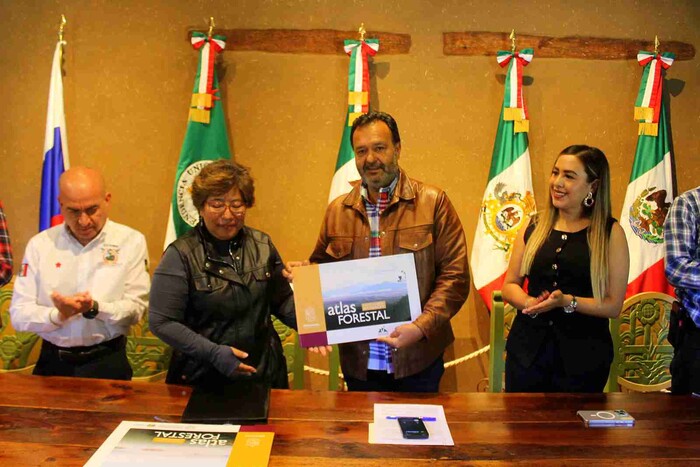 Julio Arreola recibe el Atlas Forestal para fortalecer la protección ambiental en la región