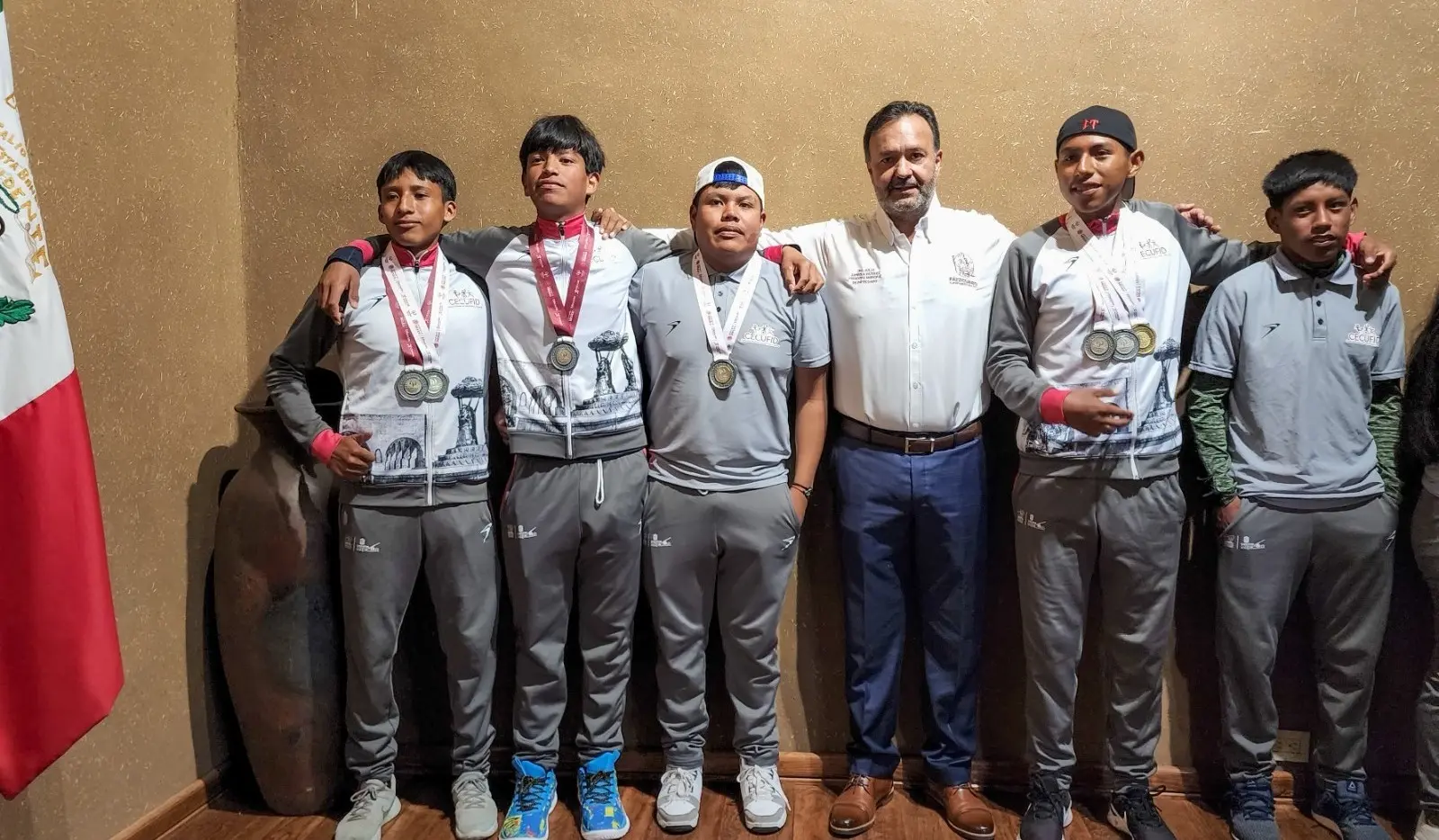 Julio Arreola reconoce a jóvenes deportistas de Urandén que triunfaron en la Olimpiada Nacional 2025