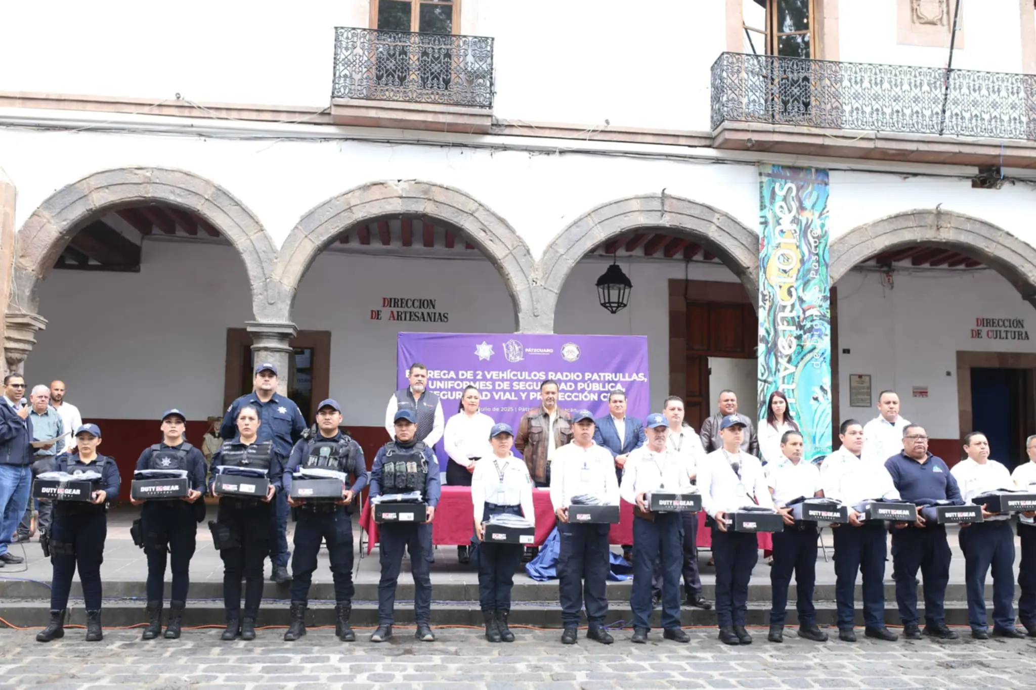 Julio Arreola refuerza la seguridad pública con entrega de patrullas y uniformes