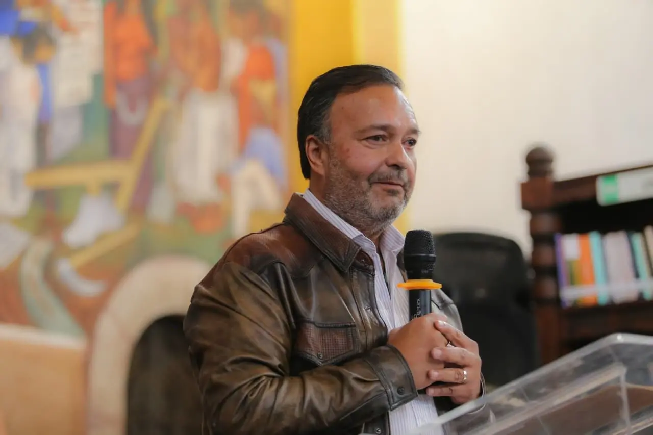 Julio Arreola respalda la restauración del mural de Juan O’Gorman de Pátzcuaro