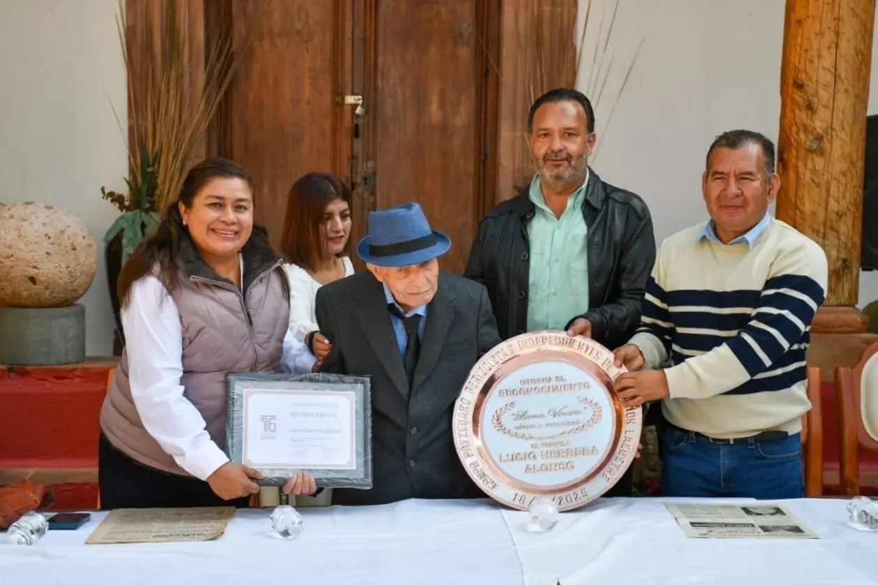 Julio Arreola rinde homenaje al periodismo pátzcuarense y michoacano