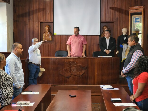 Julio Arreola toma protesta a nuevo Director de Asuntos Indígenas en Pátzcuaro