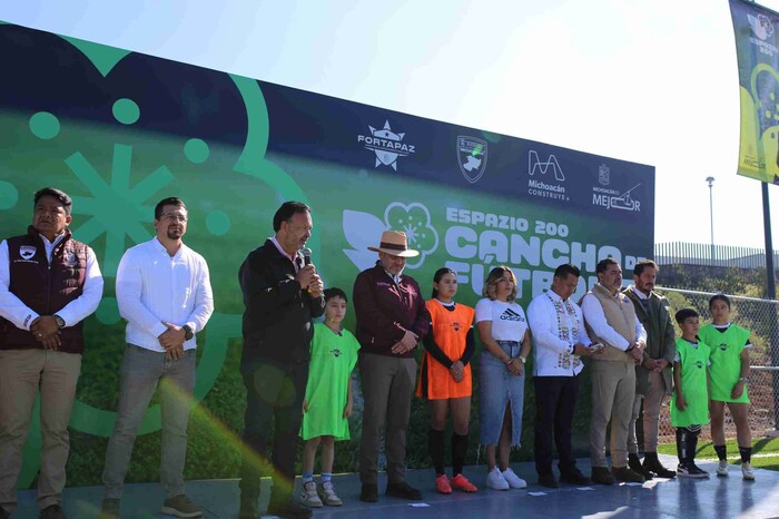 Julio Arreola y el gobernador inauguran cancha Espazio 200 en Pátzcuaro