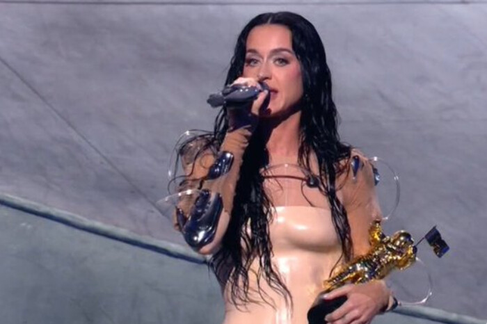 Katy Perry vuela por los aires, entre rayos láser y gana el premio Vanguard en los MTV