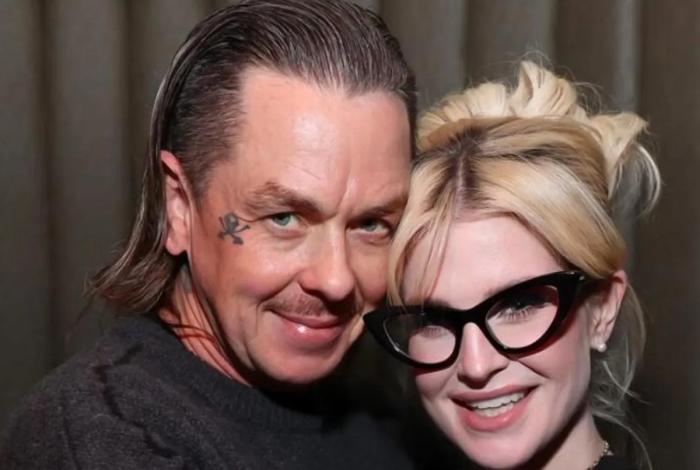 Kelly Osbourne y Sid Wilson se comprometen en concierto