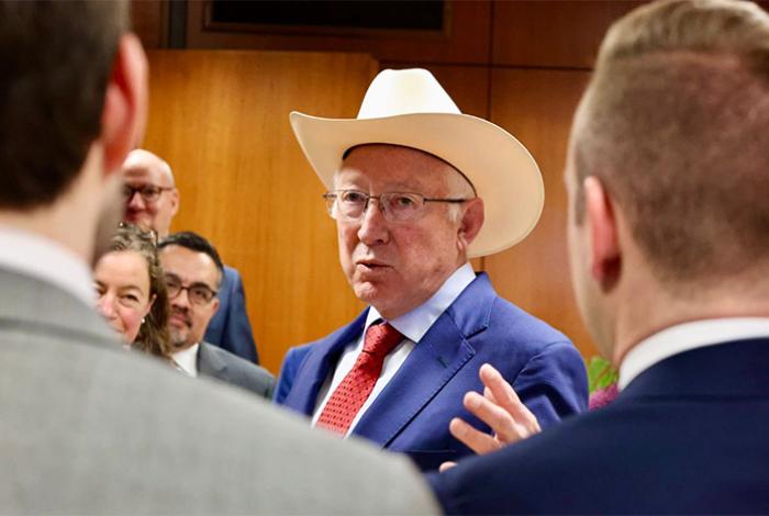 Ken Salazar insiste: captura de 'El Mayo' Zambada no fue operación de EE. UU.