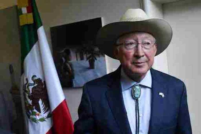 Ken Salazar llama a AMLO y Morena a abrir el diálogo sobre la reforma electoral: “No peleemos”