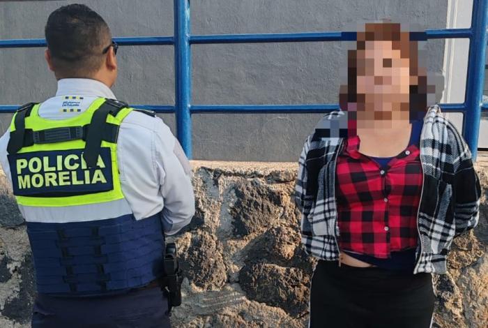 La agarraron cambiando su tarjeta del Bienestar a un adulto mayor; la gente la denunció y la retuvo