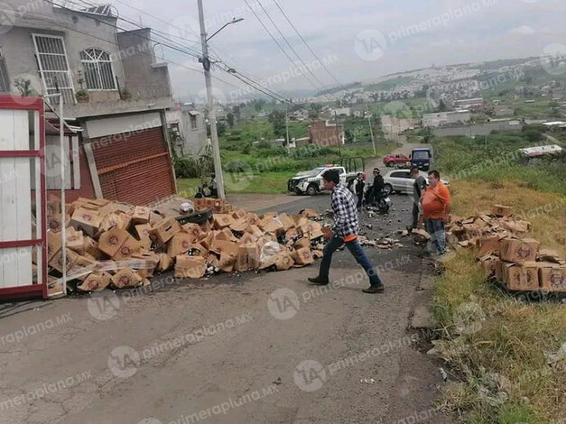 ¡La chela no! Vuelca camioneta de cerveza en Villa Oriente