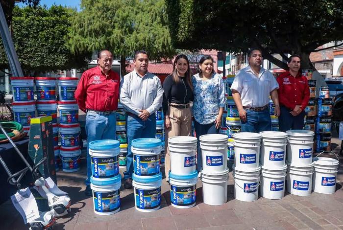 La educación en Zacapu se transforma, Mónica Valdez entrega apoyos a 12 instituciones