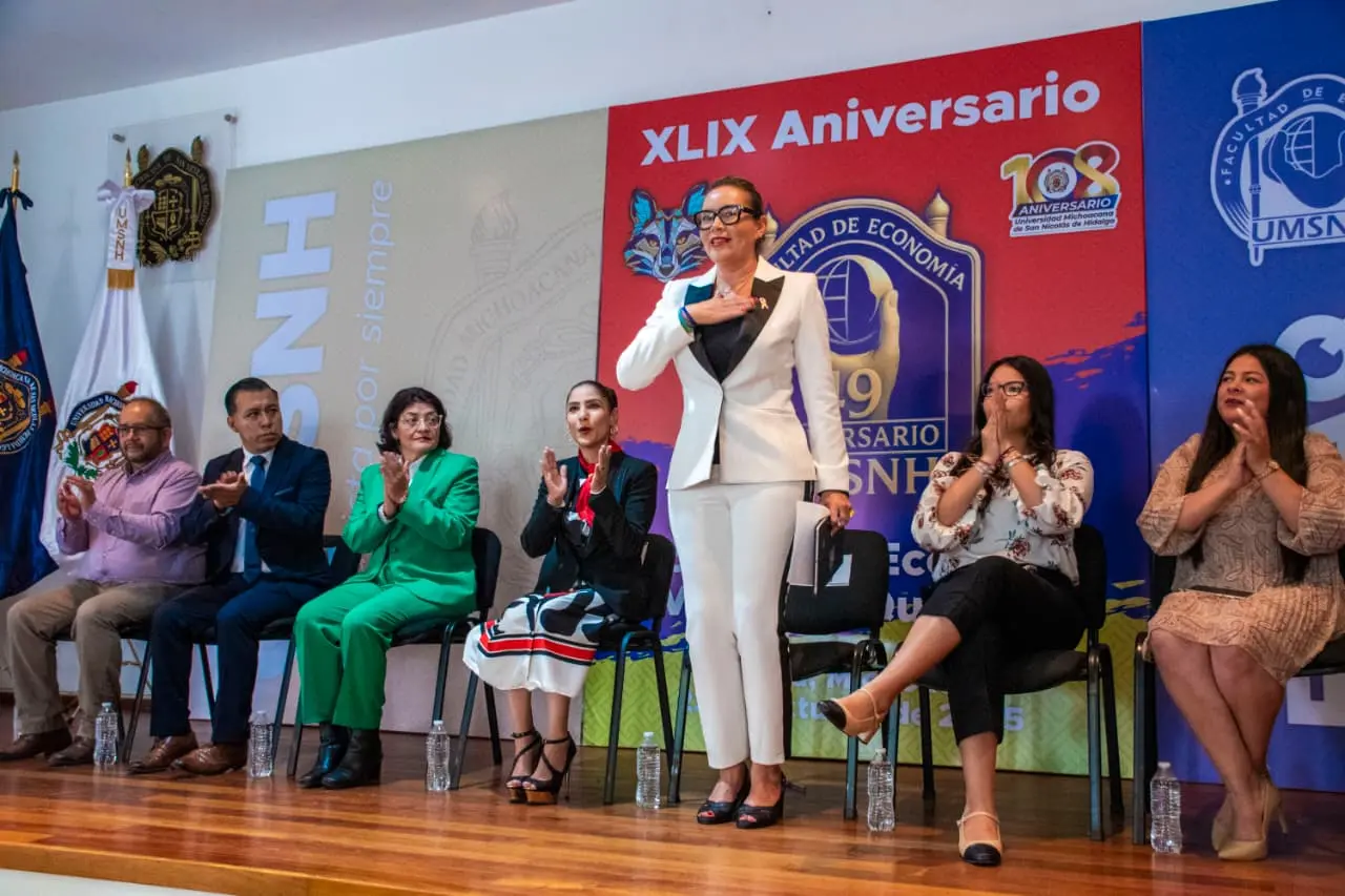 La Facultad de Economía innova y se transforma; Yarabí Ávila asiste al 49 aniversario de la dependencia