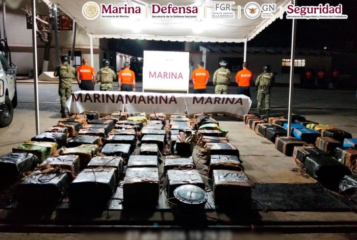 La Marina asegura 2 toneladas de cocaína flotando en bolsas negras en el Golfo de Tehuantepec