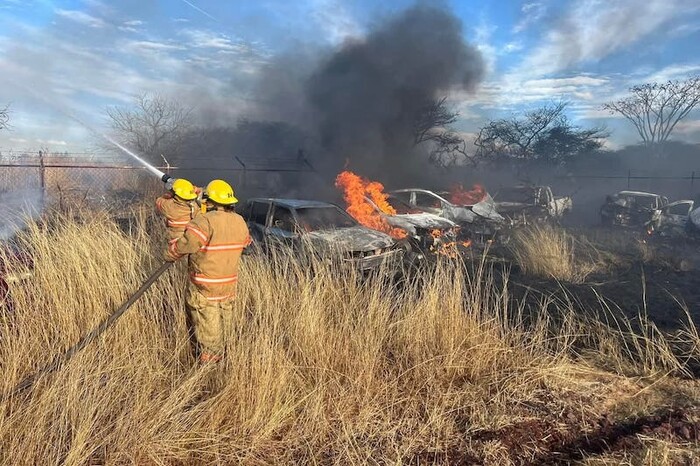 La Piedad: 27 vehículos calcinados por incendio en corralón