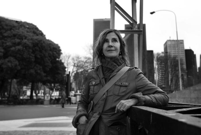 ‘La poesía es desnudez, descenso a lo que no sabemos, exploración’, afirma María Negroni