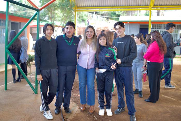 La presidenta Dayana Pérez Mendoza impulsa mejores condiciones para la educación en Ixtaro