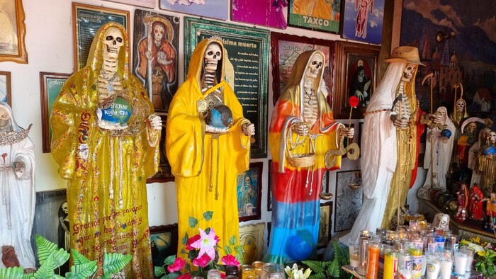 La Santa Muerte y las balas del narco como ofrenda